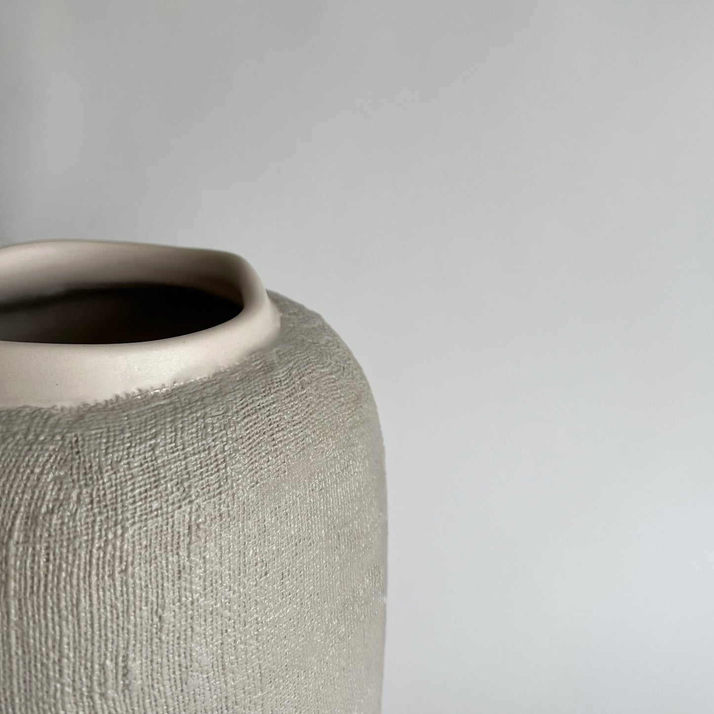  Handmade Ceramic vase, large vase beige, Handmade Vase, Decorative Vase, Flower Vase, Beige Vase, Beige Ceramic Vase, Tall Ceramic Vase, Wabi Sabi Vase, Wabi Sabi Décor, Organic Vase, Indoor Vase, Rustic Vase, Beige vase, Modern contemporary vase, Vases for flowers, handmade vase, ceramic vase, stoneware vase, textured vase, wabi sabi art, home décor, Vase Sculptural, vessel