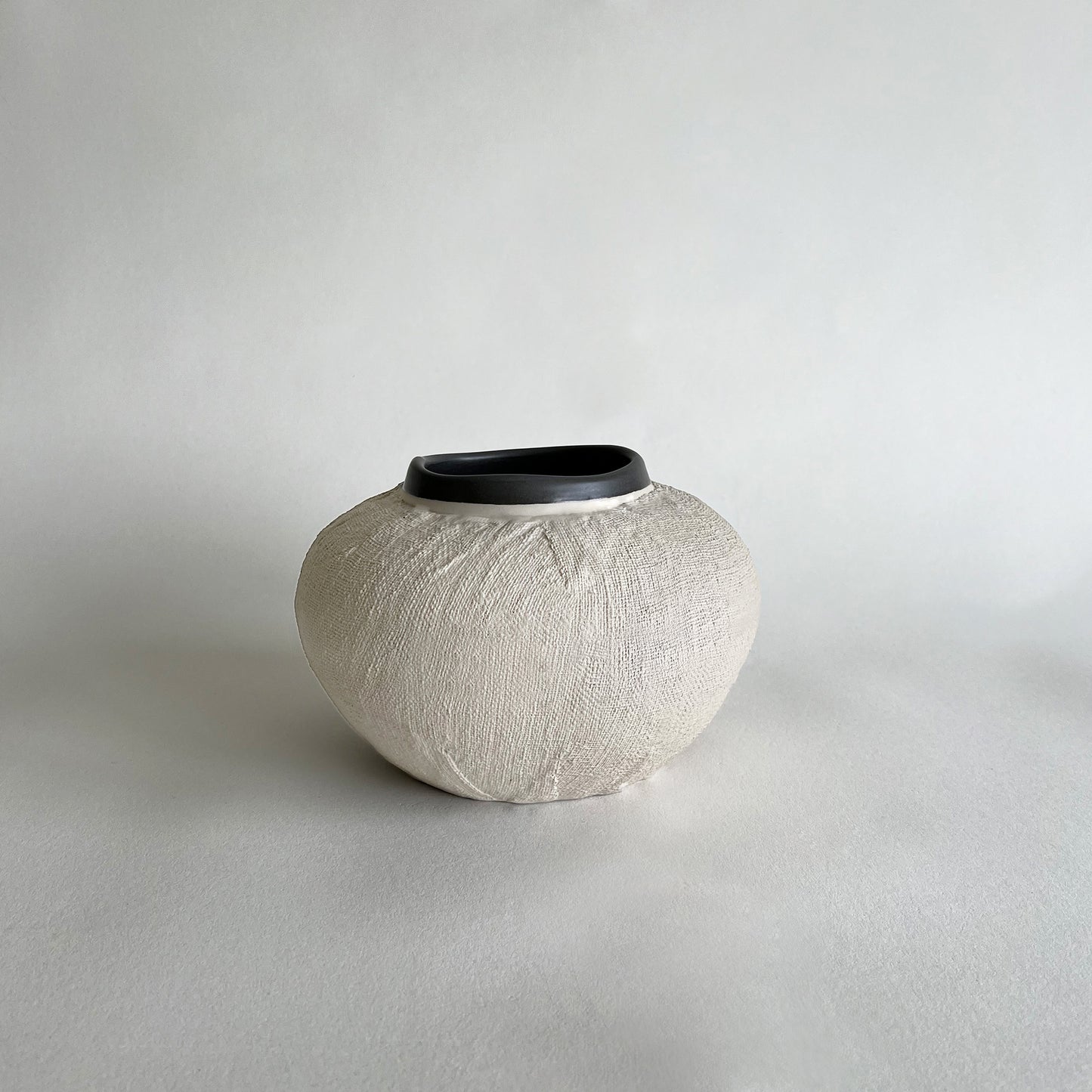 Handmade Ceramic vase, large vase beige, Handmade Vase, Decorative Vase, Flower Vase, Beige Vase, Beige Ceramic Vase, medium Ceramic Vase, Wabi Sabi Vase, Wabi Sabi Décor, Organic Vase, Indoor Vase, Rustic Vase, Beige vase, Modern contemporary vase, Vases for flowers, handmade vase, ceramic vase, stoneware vase, textured vase, wabi sabi art, home décor, Vase Sculptural, vessel